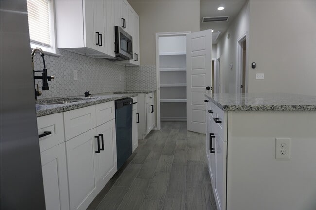 Building Photo - 11514 Persimmon St