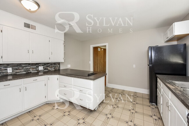 Building Photo - Enjoy one-level living in this 3 bedroom, 2 bathroom ranch-style home