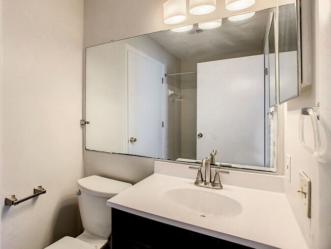Building Photo - Beautiful 1 Bed/ 1 Bath Condo For Rent at ...