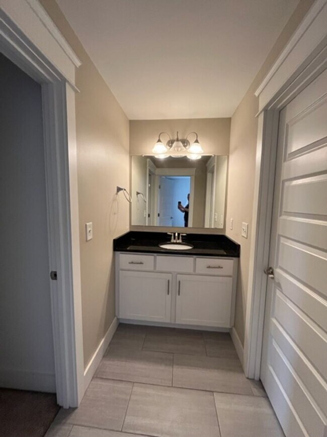 Building Photo - Spacious 3 Bed/2.5 Single Family Home in the Nations, Off Street Parking w Parking pad, Fenced Yard
