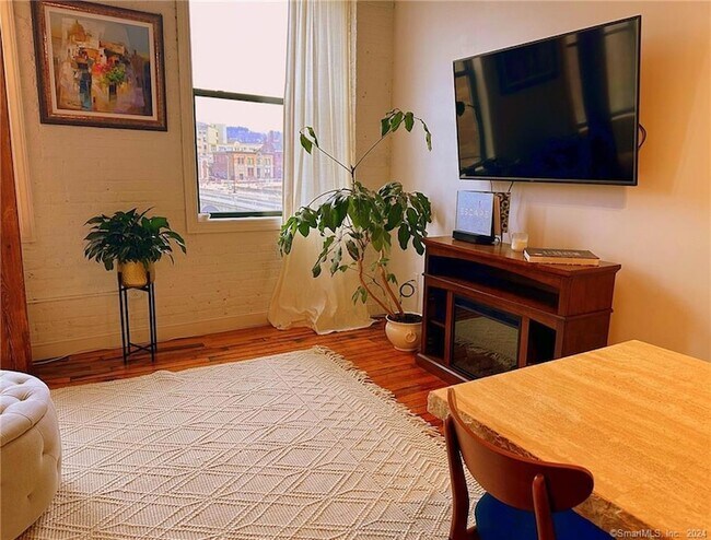 Building Photo - 145 Canal St E