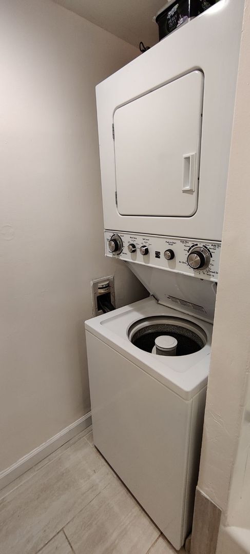 Building Photo - Fully Furnished Studio with Parking in Waikiki