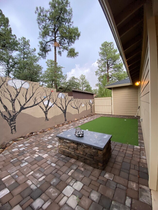 Building Photo - 826 Hemlock Ave