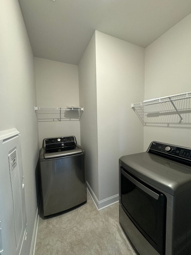 Building Photo - Beautiful 3BR/2BA w/ Office Townhouse in P...