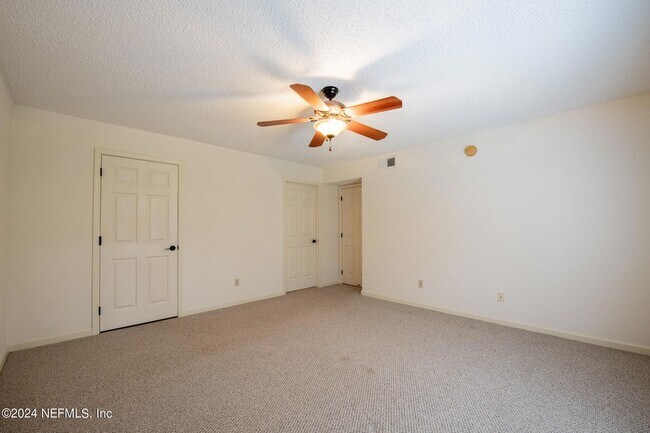 Building Photo - 13715 Richmond Park Dr N