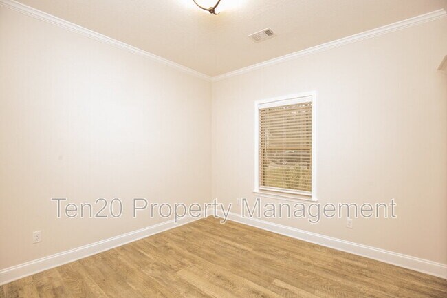 Building Photo - 9843 N Ivy Park Dr