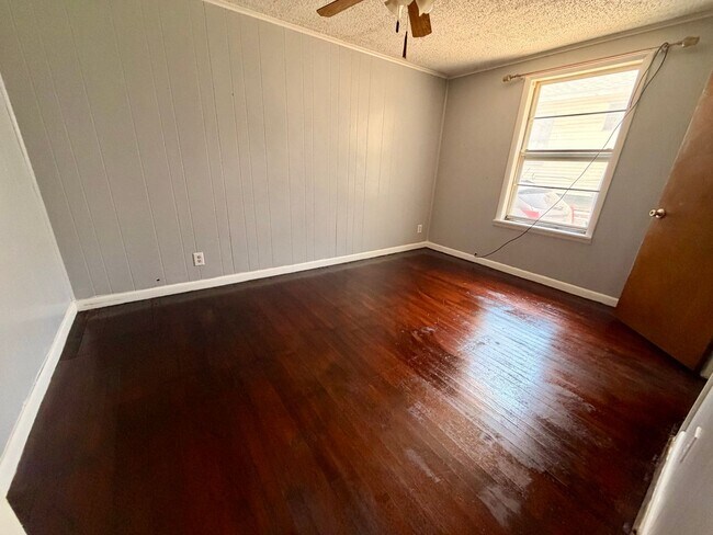 Building Photo - 3 Bedroom and 2 Bathroom Home in Shawnee for rent!
