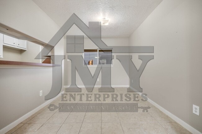 Building Photo - Duplex For Lease