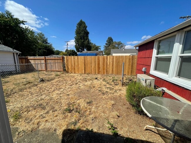 Building Photo - 2 Bed 1 Bath Cottage