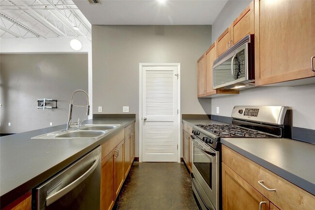 Building Photo - 2401 E 6th St