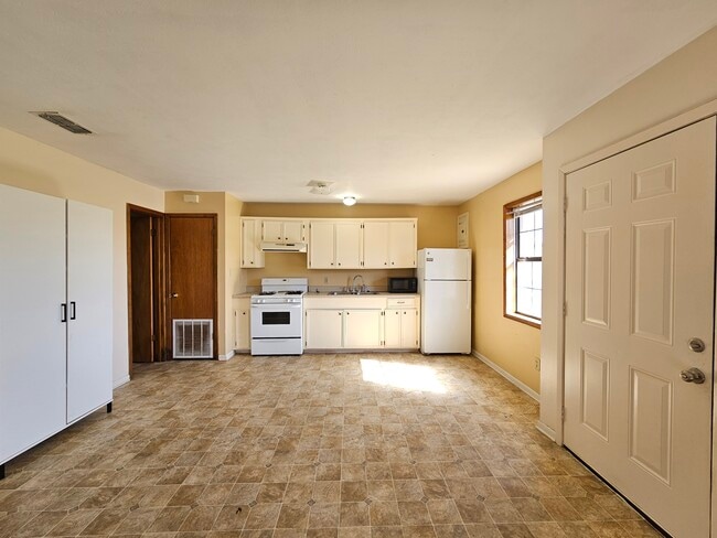 Building Photo - 152 W 7th St