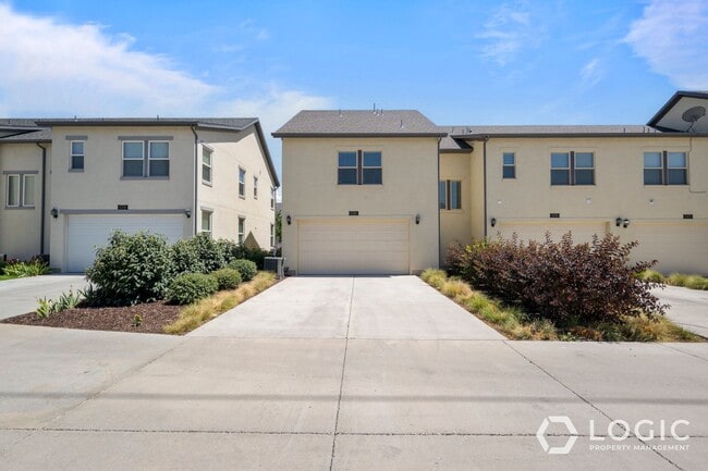 Building Photo - Beautiful Townhome in Amazing Location.