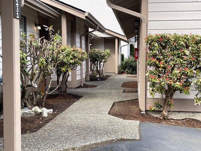 Building Photo - Bright & Private 1BR Townhome in Juanita – Garage, Patio & Prime Kirkland Location