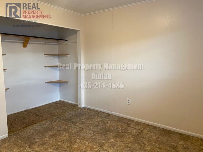 Building Photo - Cute 3 Bedroom 1 Bathroom Apartment $400 O...