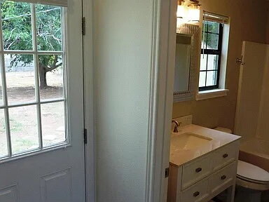 Building Photo - Cute 2/1.5 with All Appliances!