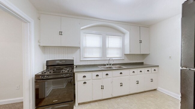 Building Photo - Newly Renovated 2 Bed/1 Bath Home in Camp Taylor