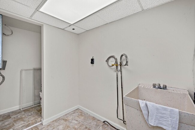 Building Photo - 1653 Suburban Ave