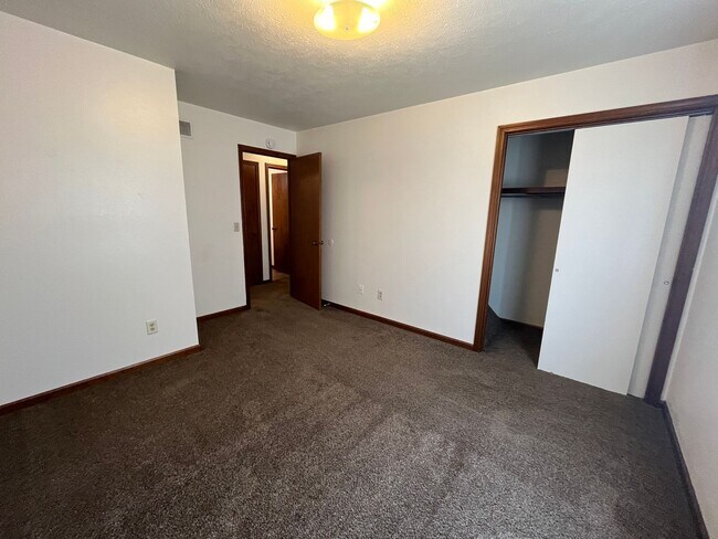 Building Photo - 515-C S Silverwood Lane