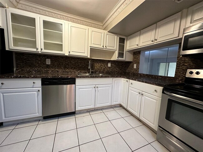 Building Photo - 6630 Racquet Club Dr