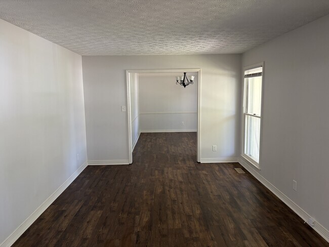 Building Photo - 409 Cloverleaf Dr