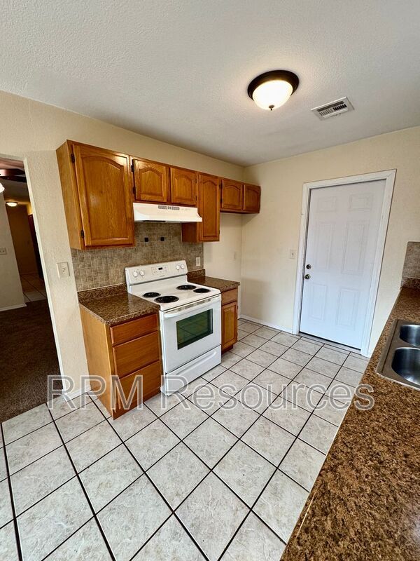 Building Photo - 440 E Carson Ln