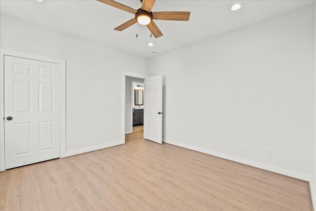 Building Photo - 1910 Bayou Shore Dr