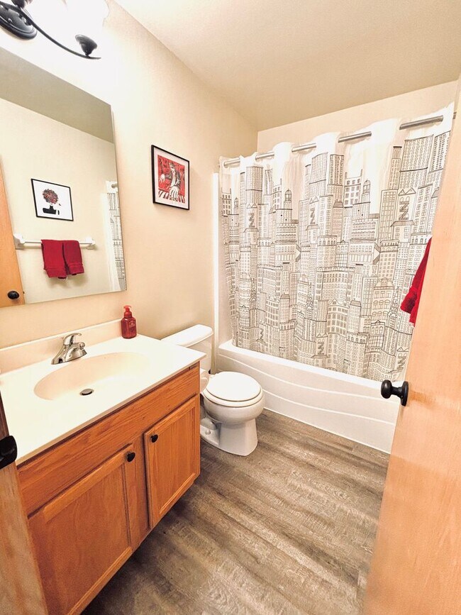 Building Photo - Updated 3bed 3bath End Unit Townhome w’Great Views