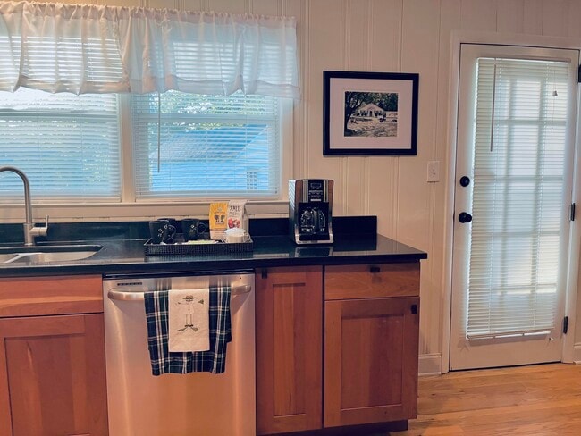 Building Photo - 461 E Boundary Ave SE