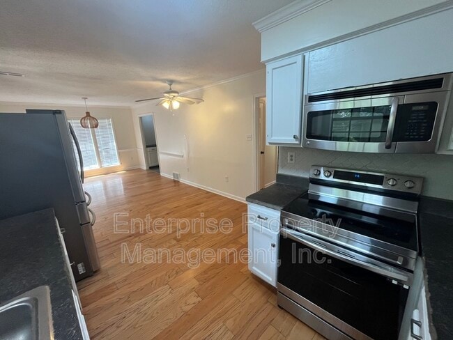 Building Photo - 9161 Gainsborough Dr
