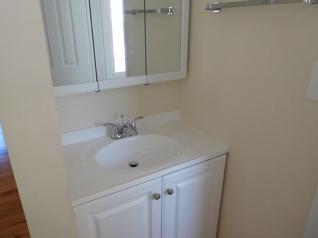 Building Photo - Renovated Townhome in the Heart of Bethesd...