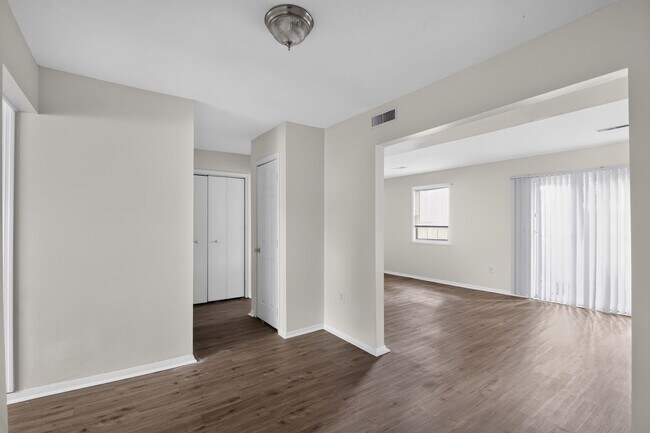 Building Photo - Available 3 Bedroom 1.5 bath Townhouse in Fredericksburg, Stafford County
