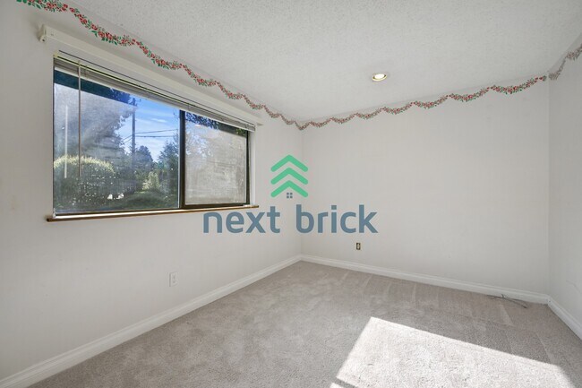 Building Photo - "Spacious 5-Bed Gem with 2.5 Baths in Prime Redmond Location!"