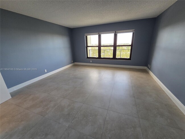 Building Photo - 3200 Port Royale Dr N