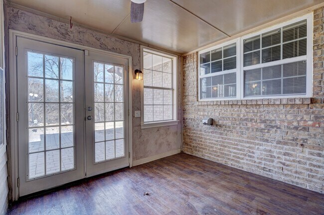 Building Photo - 4 bed 3 bath home!