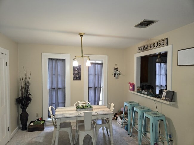 Building Photo - 316 E 7th St