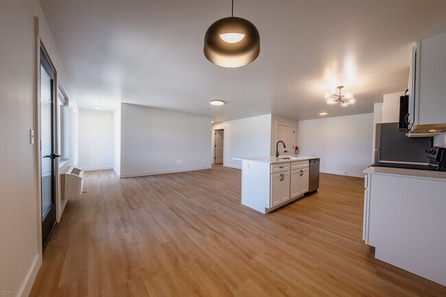 Building Photo - 2 bed 1 bath Apartment for rent (First month HALF off)