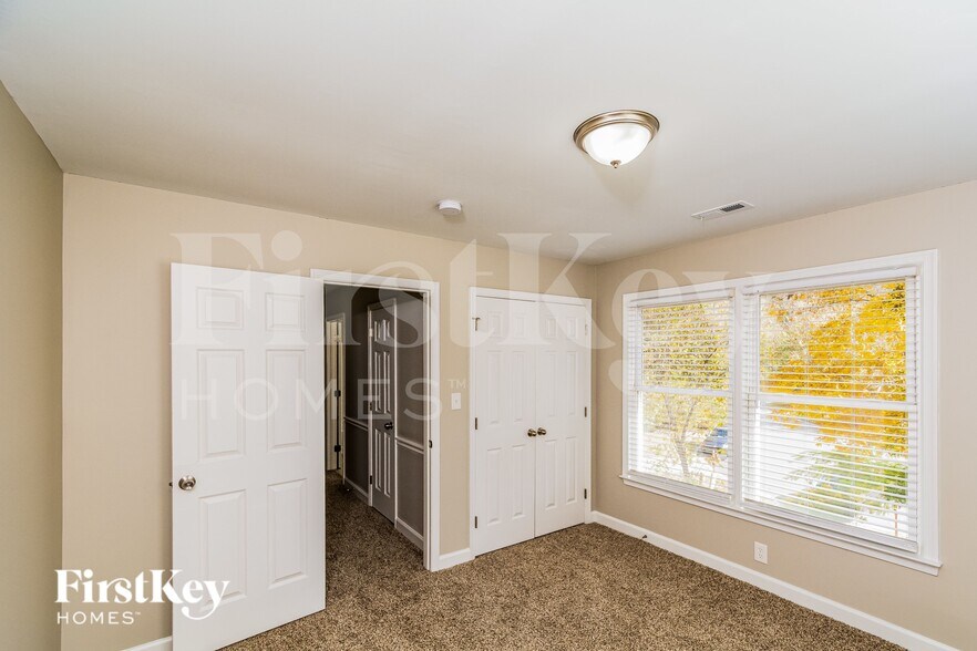 Building Photo - 701 Whitby Ct