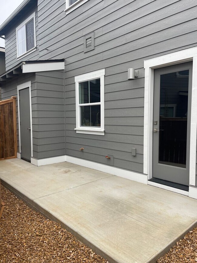 Building Photo - Duplex in Well Located SW Bend