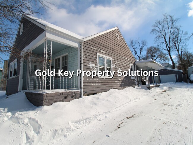 Building Photo - Roomy 3 BR 1 BA House with 2 Covered Porches and Garage (SECTION 8 APPROVED)