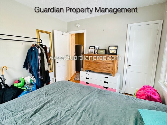 Building Photo - South Minneapolis Side by Side, Laundry, Dishwasher, Fenced Yard, Storage,  1 Car Garage available,