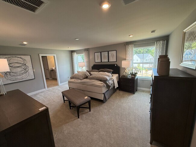 Building Photo - Never loved in Model Homes