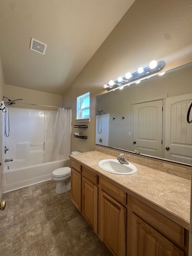 Building Photo - Charming 3 Bedroom home near Old Mill!