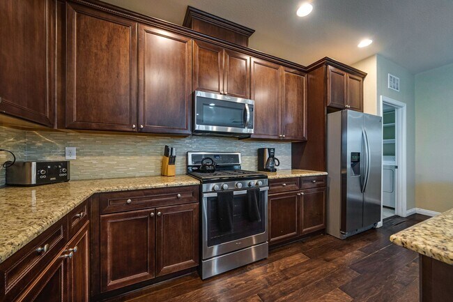 Building Photo - Single-Story Living with Modern Finishes – Available Furnished or Unfurnished