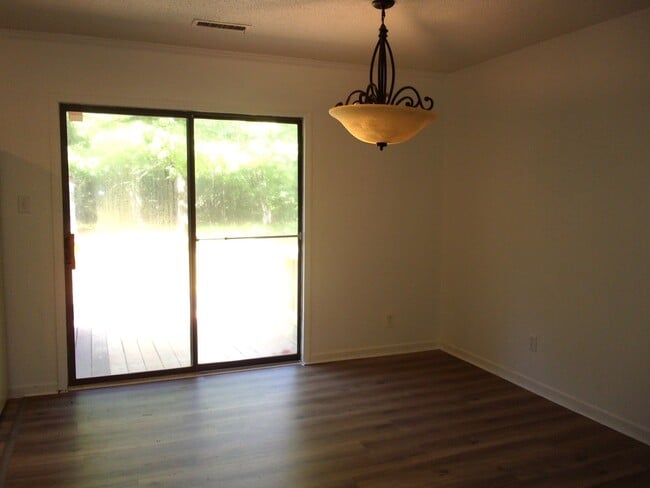 Building Photo - 3 Bedroom 1 1/2 Bath Home on 1 Acre in Newport