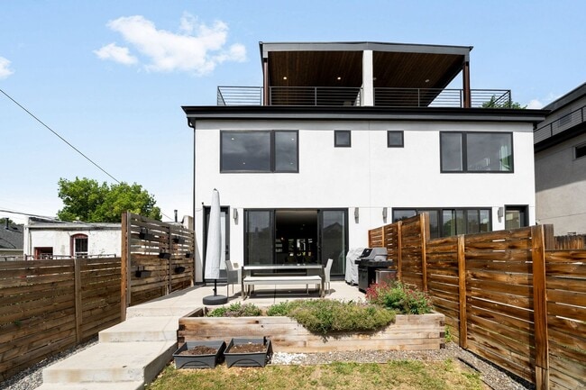 Building Photo - Luxury 4BD, 5BA Duplex in LoHi with Covered Rooftop Deck