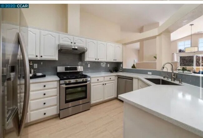 Building Photo - Two Bedroom/Two Bathroom Condo Available i...
