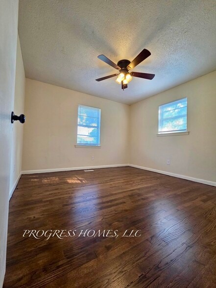 Building Photo - 327 Larkwood Dr SW