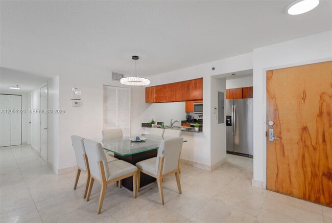 Building Photo - 1200 Brickell Bay Dr