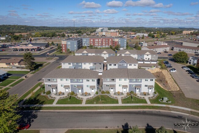 Building Photo - SPACIOUS AND MODERN TOWNHOME