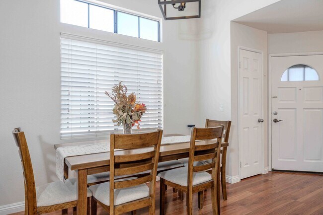 Building Photo - Gated 2BR Condo with Pool View